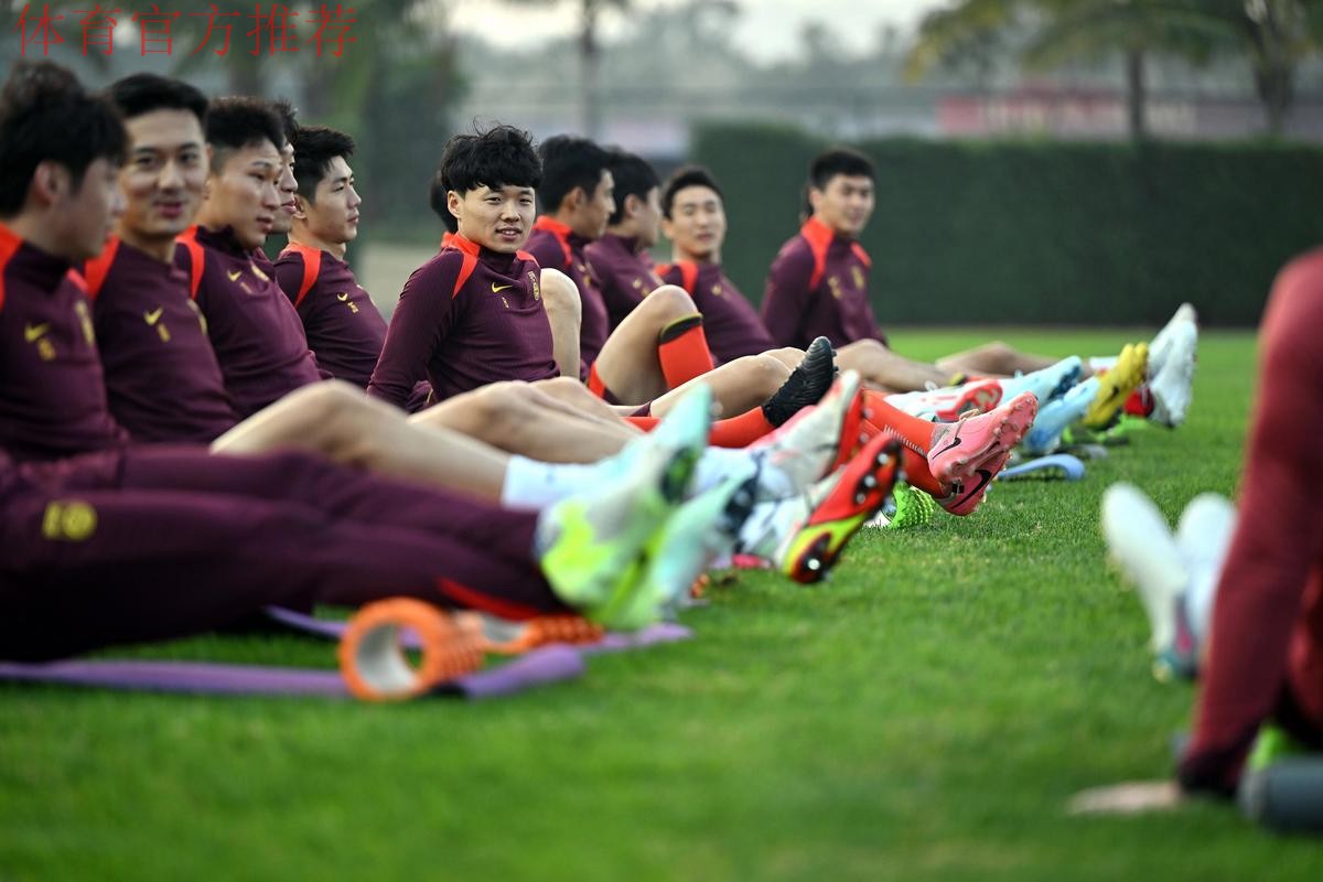 集结广州备战叙利亚 闷热环境下国足迎首训 集结广州备战叙利亚 闷热环境下国足迎首训